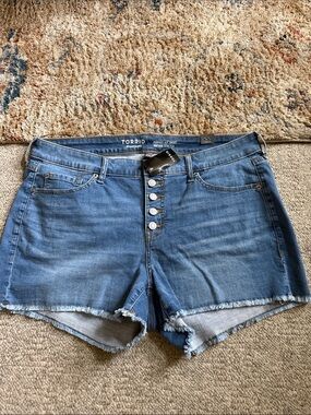 NWT Torrid Medium Blue Button-Front Denim Shorts with Frayed Hem